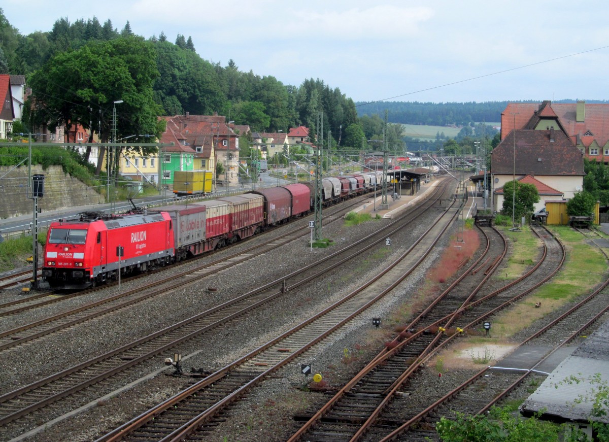185 287-0 verlässt am 17. Juni 2014 mit einem gemischten Güterzug den Bahnhof Kronach in Richtung Lichtenfels.