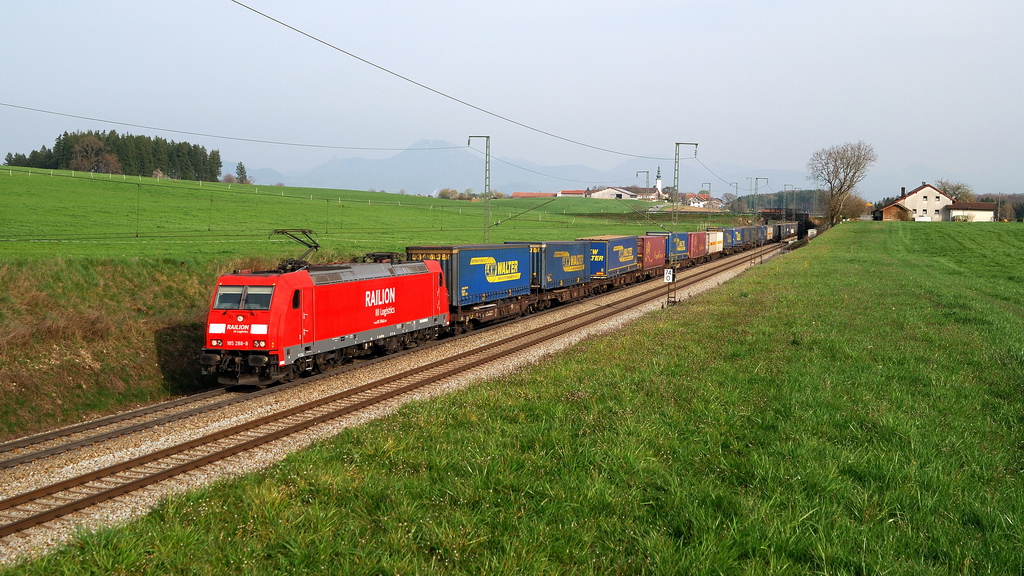 185 288 mit KLV-Zug bei Hörafing (01.04.2014)