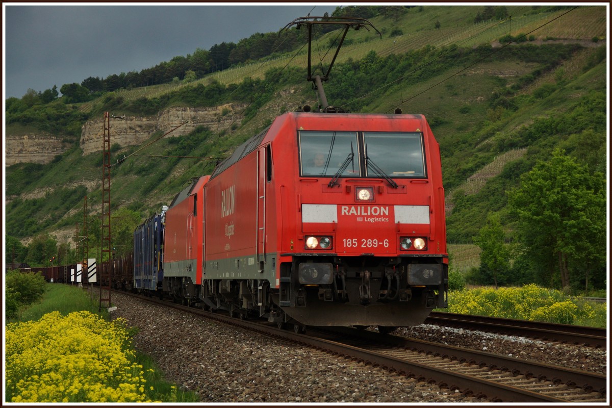 185 289-6 und 152 143-4 mit einen gemischten Güterzug am 08.05.14 bei Thüngersheim.
