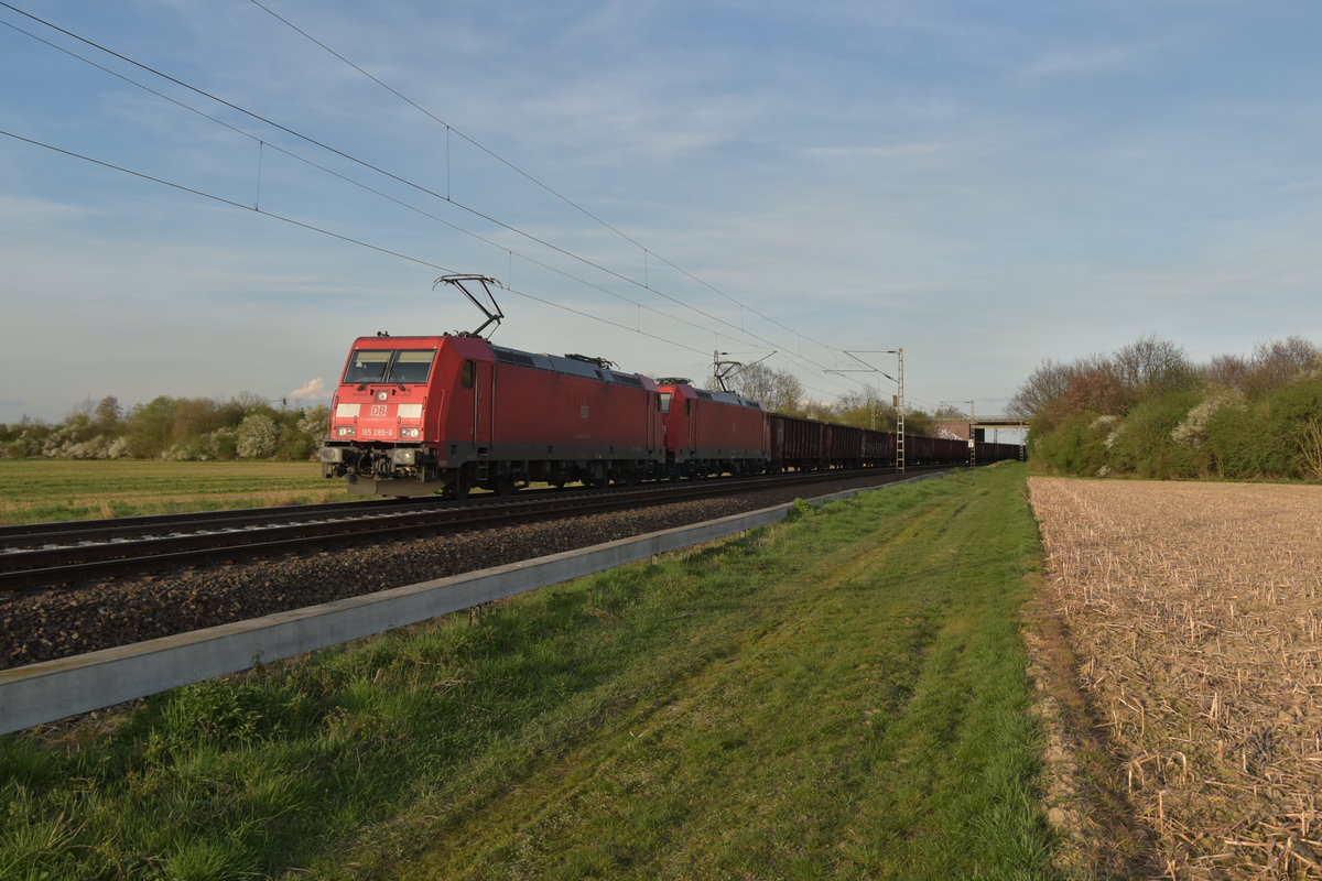 185 289-6 mit einer unbekannten Schwesterlok und jedemenge Eaos im Nacken gen Mönchengladbach fahrend hinter der Noithausener Kurve. 30.3.2017