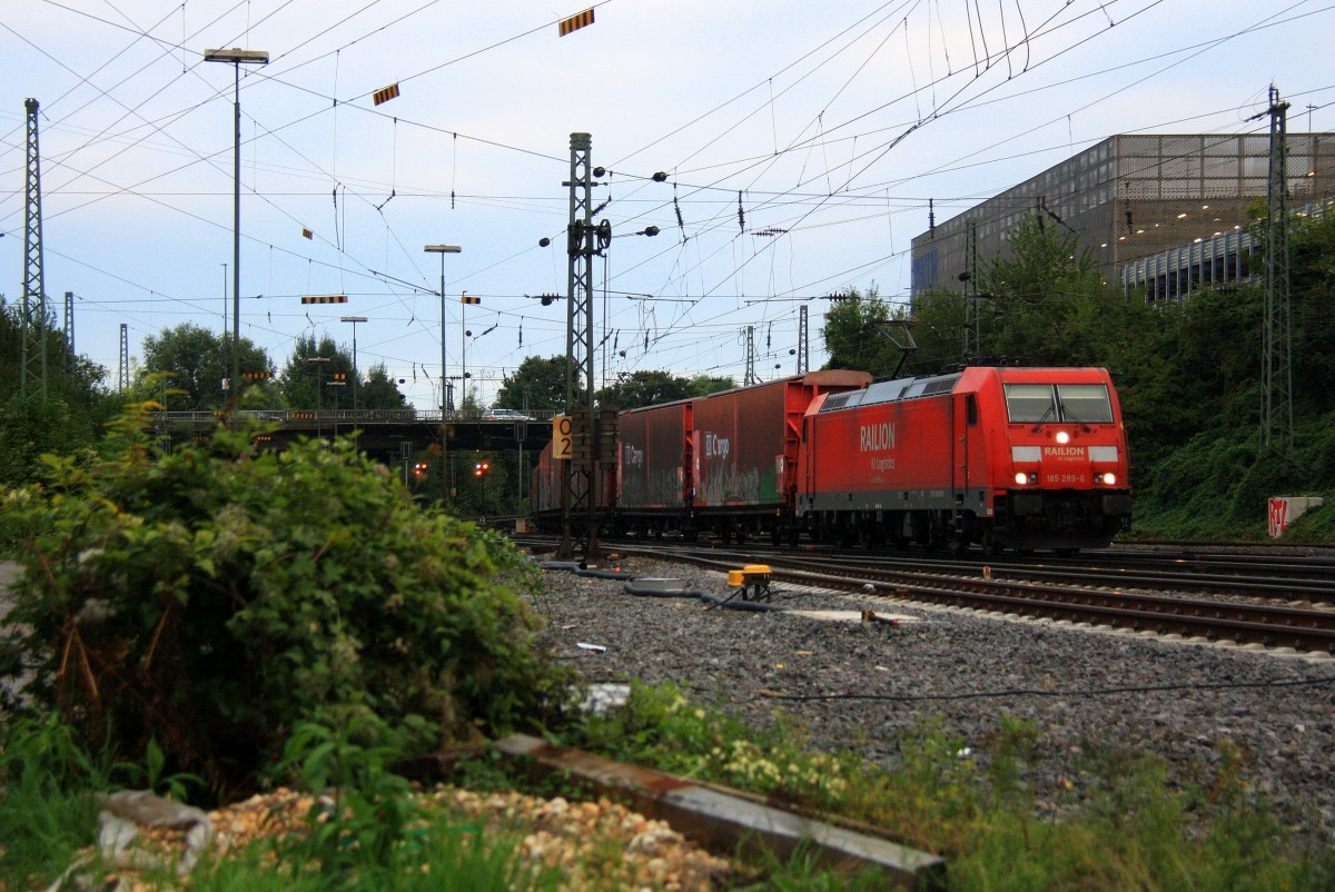 185 289-6 von Railion kommt aus Richtung Kln,Aachen-Hbf mit einem langen Autologistikzug aus Heilbronn nach Ruisbroek(B) und fhrt in Aachen-West ein in der Abendstimmung am 2.9.2013.