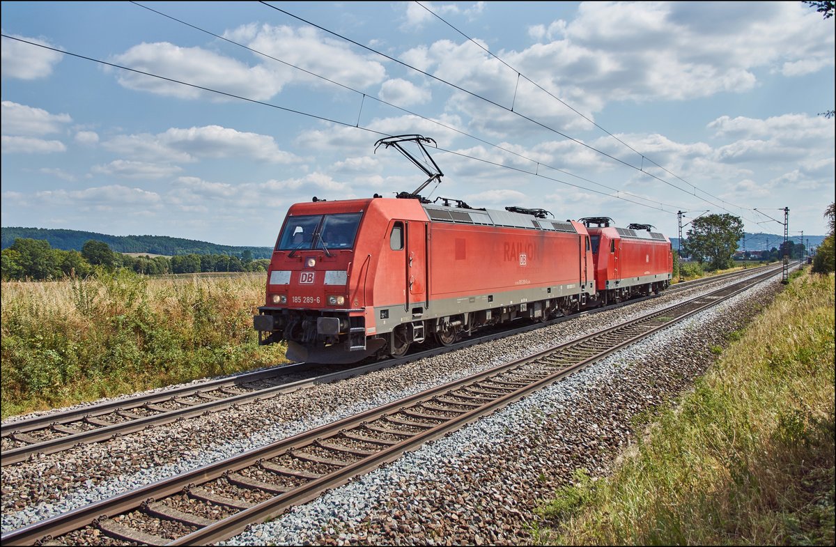 185 289-6 u.145 053-5 sind beide in Richtung Nürnberg unterwegs,gesehen am 16.08.2018 bei Pölling.