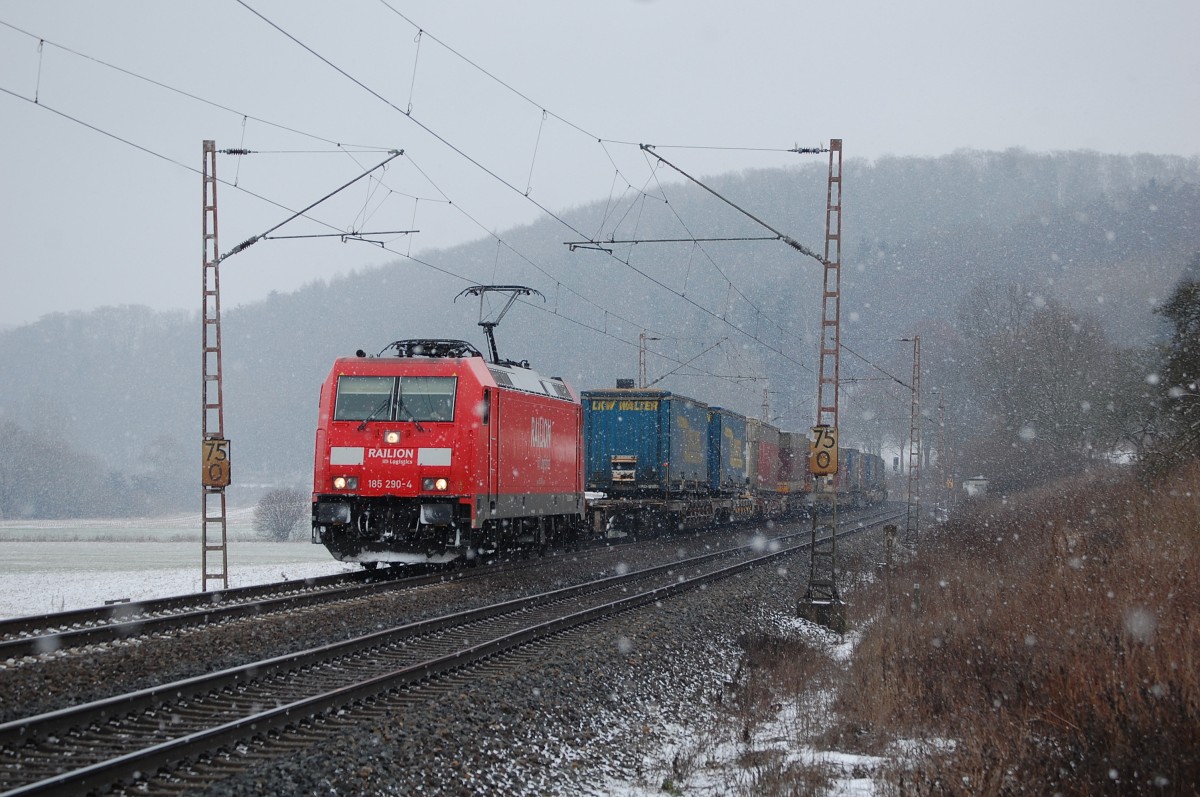 185 290-4 im leichten Schneegestber, mit einem KLV am 09.02.2013 bei Einbeck-Salzderhelden