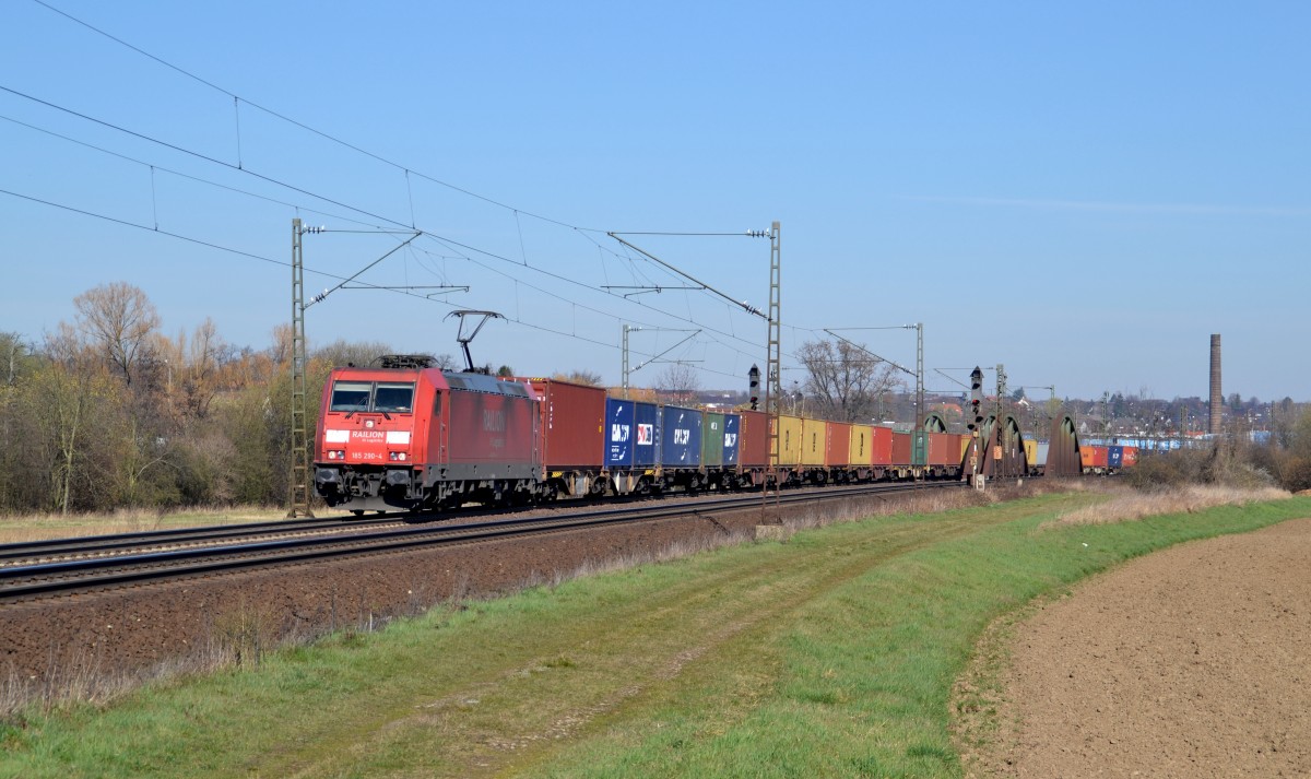 185 290-4 mit einem Containerzug am 13.03.2014 kurz hinter Elze(Han).