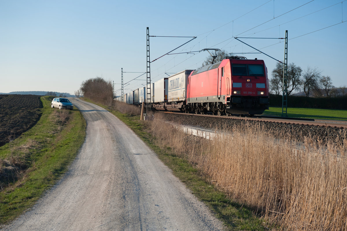 185 290 mit einem Thomaidis KLV-Zug kurz vor Ansbach, 29.03.2019