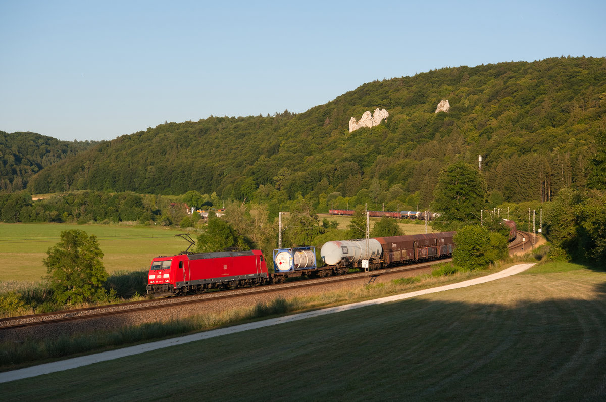 185 291 mit einem gemischten Güterzug bei Dollnstein Richtung Treuchtlingen, 24.07.2019