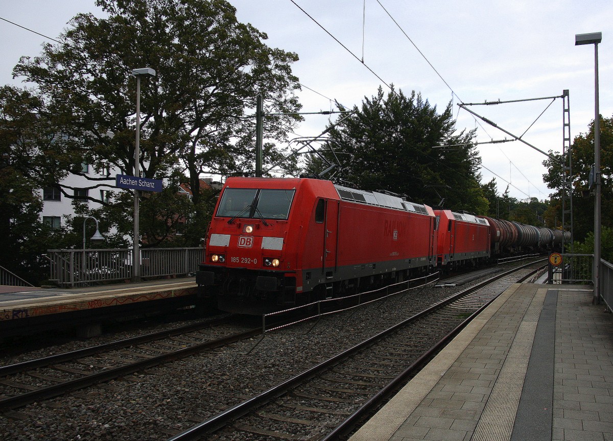 185 292-0 und 185 352-2 beide von DB und fahren durch Aachen-Schanz mit einem langen Ölzug aus Antwerpen-Petrol(B) nach Basel(CH) und kommen aus Richtung Aachen-West in Richtung Aachen-Hbf,Aachen-Rothe-Erde,Stolberg-Hbf(Rheinland)Eschweiler-Hbf,Langerwehe,Düren,Merzenich,Buir,Horrem,Kerpen-Köln-Ehrenfeld,Köln-West,Köln-Süd.
Bei Regenwetter am Nachmittag vom 22.9.2015. 