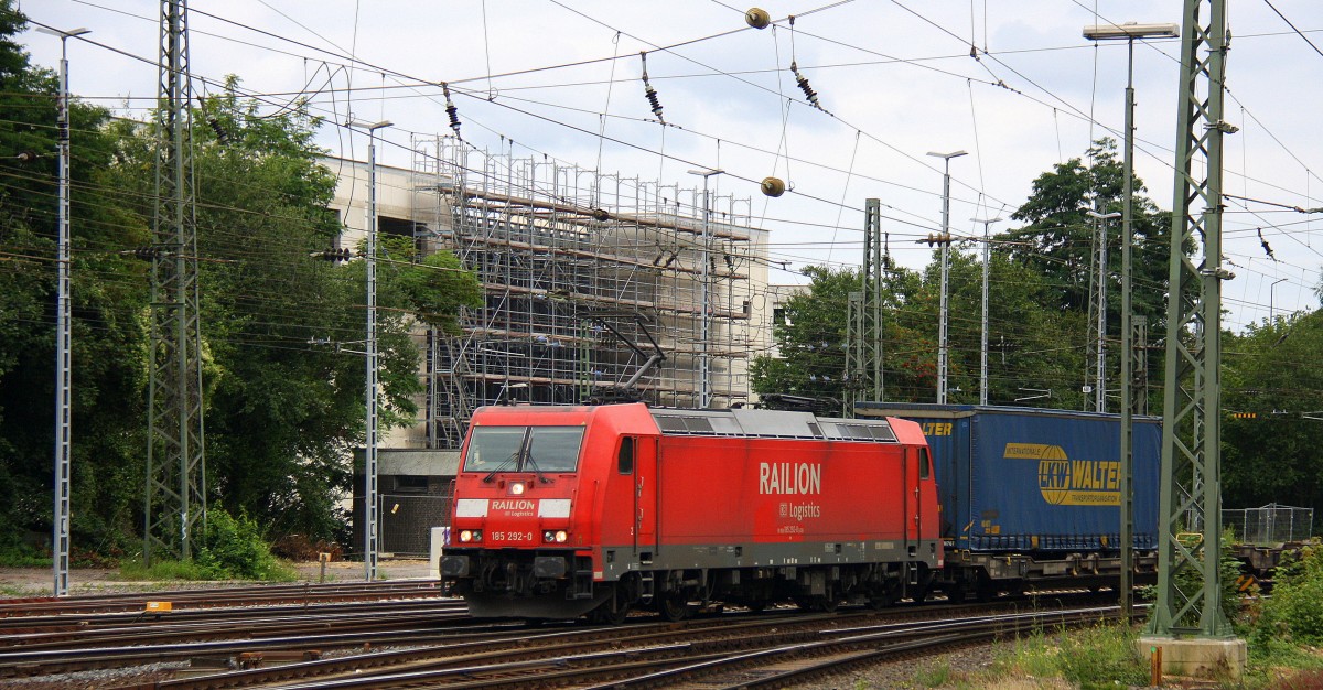 185 292-0 von Railion kommt aus Richtung Köln,Aachen-Hbf,Aachen-Schanz mit einem langen LKW-Walter-Zug aus Verona(I) nach Antwerpen-Combinant(B) und fährt in Aachen-West ein. Aufgenommen vom Bahnsteig in Aachen-West bei Wolken am Abend vom 15.7.2014.