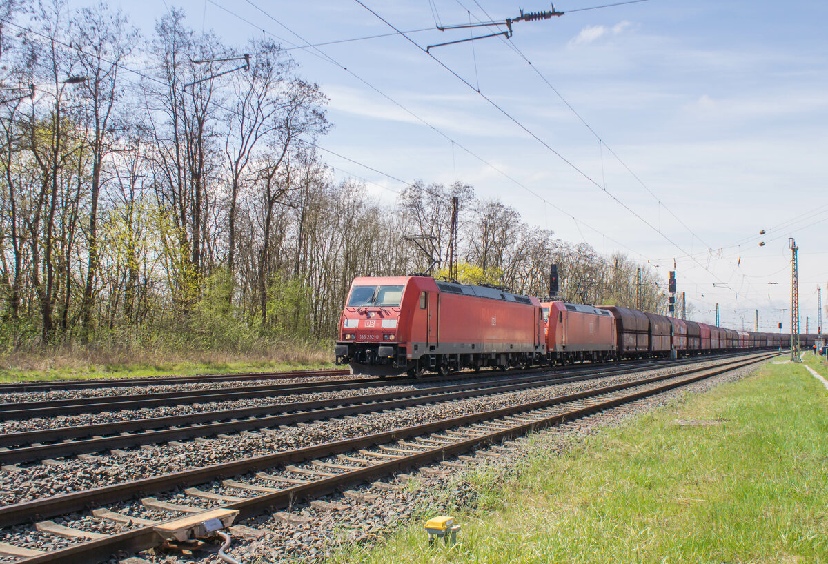 185 292-0 u.185 xxx sind am 19.04.2023 mit einem Kohlezug in Elm zu sehen.