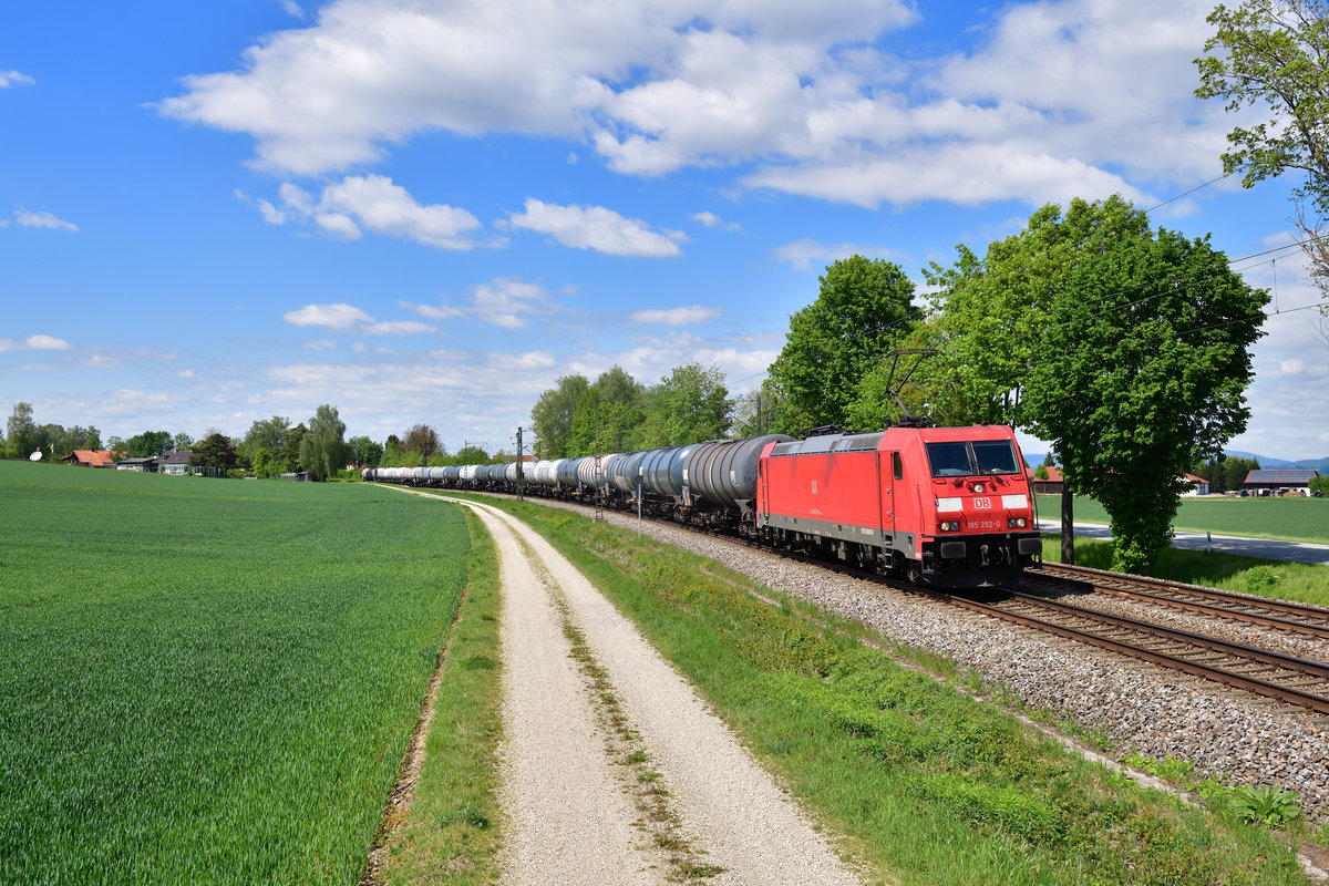 185 292 mit einem Kesselzug am 06.05.2020 bei Langenisarhofen.