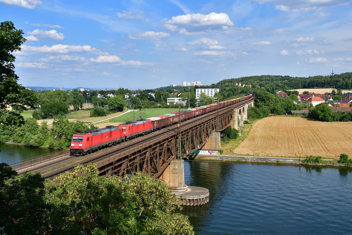 185 293 + 185 xxx mit einem Containerzug am 23.07.2020 bei Mariaort.