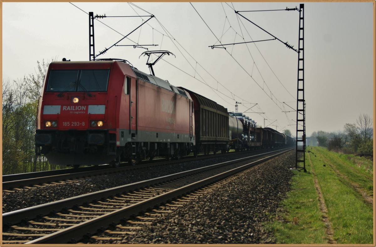 185 293-8 mit einen gemischten Güterzug am 01.04.14 bei Thüngersheim.