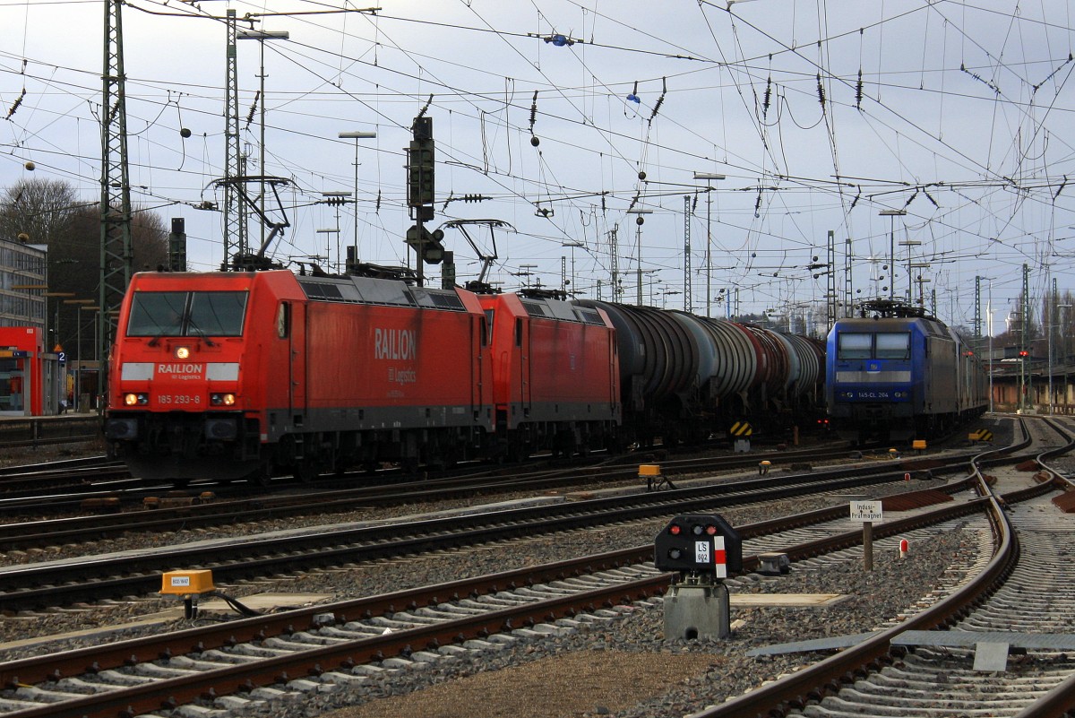 185 293-8 von Railion und eine unbekannte 185er DB  fahren mit einem langen Ölzug aus Antwerpen-Petrol(B) nach Basel(CH) bei der Ausfahrt aus Aachen-West und fahren in Richtung Aachen-Hbf,Köln und auf dem Nebengleis eine 145 CL-204 von Crossrail steht mit 8 E-Loks von Crossrail stehen auf dem abstellgleis in Aachen-West am Nachmmittag vom 16.2.2014.