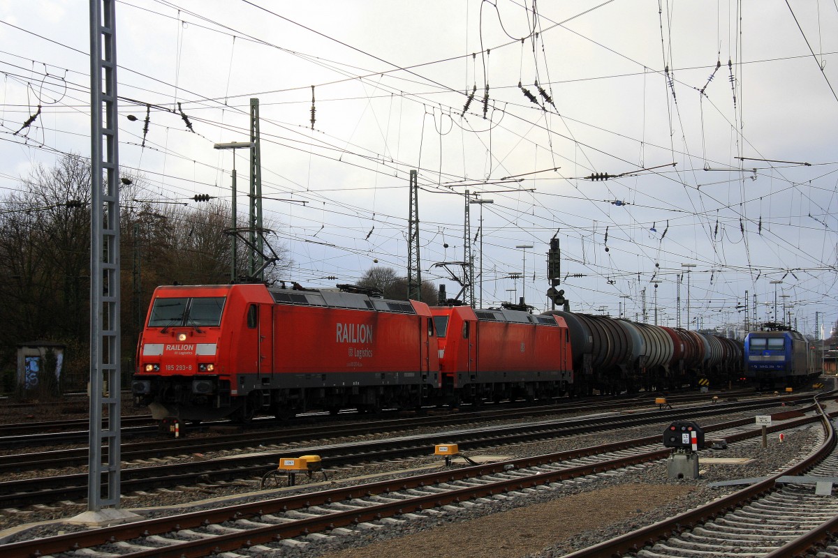 185 293-8 von Railion und eine unbekannte 185er DB fahren mit einem langen Ölzug aus Antwerpen-Petrol(B) nach Basel(CH) bei der Ausfahrt aus Aachen-West und fahren in Richtung Aachen-Hbf,Köln und auf dem Nebengleis eine 145 CL-204 von Crossrail steht mit 8 E-Loks von Crossrail stehen auf dem abstellgleis in Aachen-West am 16.2.2014.