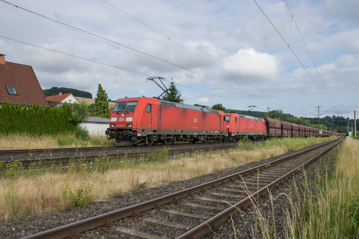 185 293-9 u.185 354-8 sind am 06.07.2022 mit einem Kohlezug in Oberhaun unterwegs.