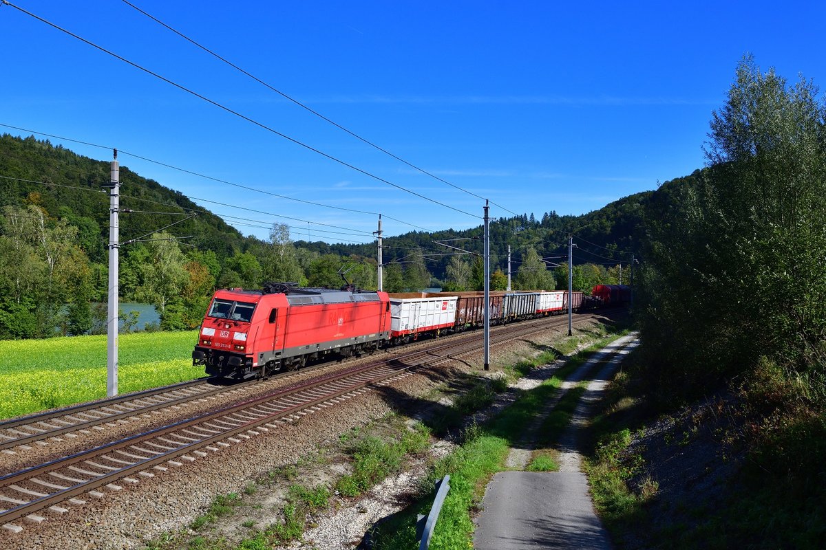185 293 mit einem Güterzug am 18.09.2019 bei Wernstein am Inn.