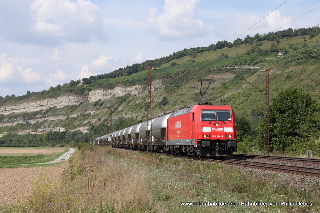 185 294-6 (Railion DB Logistics) fhrt am 29. August 2013 um 14:49 Uhr mit einem Gterzug durch Thngersheim