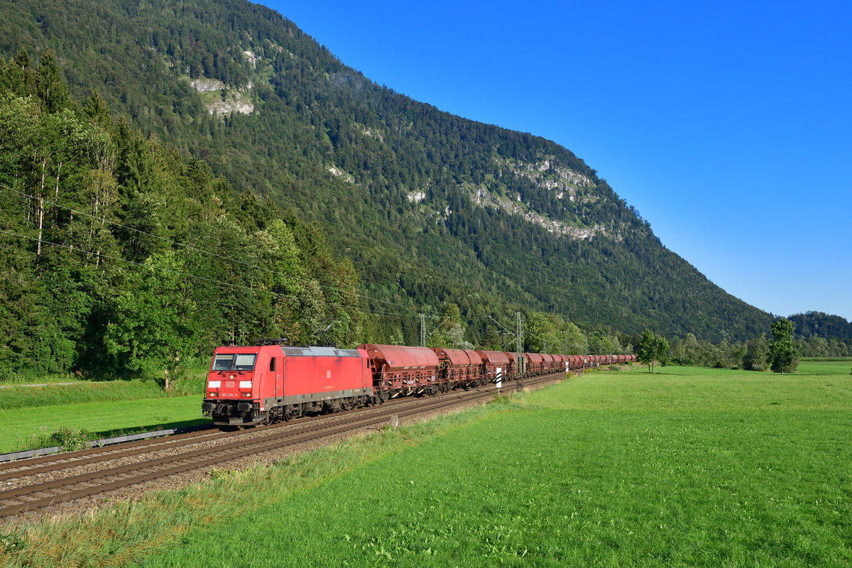 185 294 mit einem Zuckerzug am 25.08.2020 bei Niederaudorf.