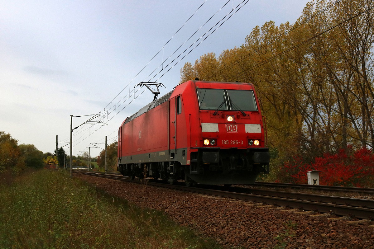 185 295-3 DB als Tfzf fährt in Zscherben, Gartenweg, auf der Bahnstrecke Halle–Hann. Münden (KBS 590) Richtung Halle (Saale). [21.10.2017 | 15:33 Uhr]