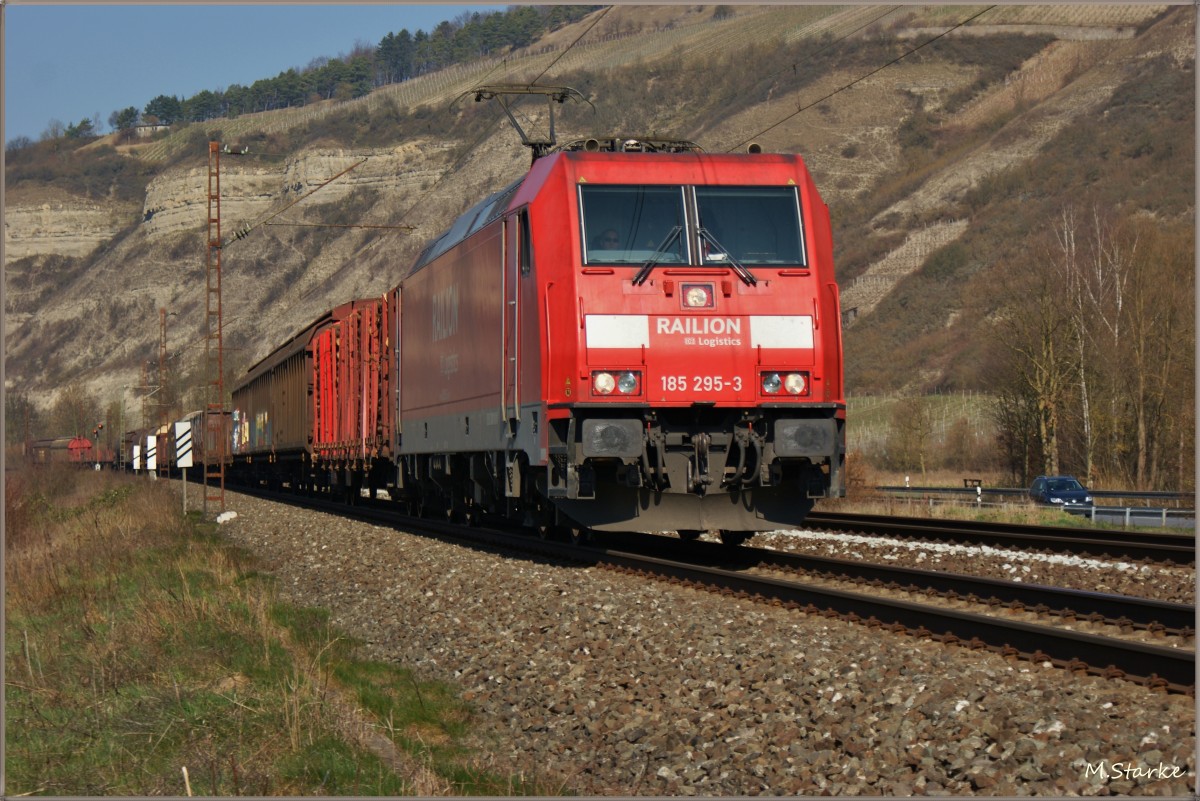 185 295-3 mit einen gemischten Güterzug Richtung Würzburg bei Thüngersheim am 11.03.14.