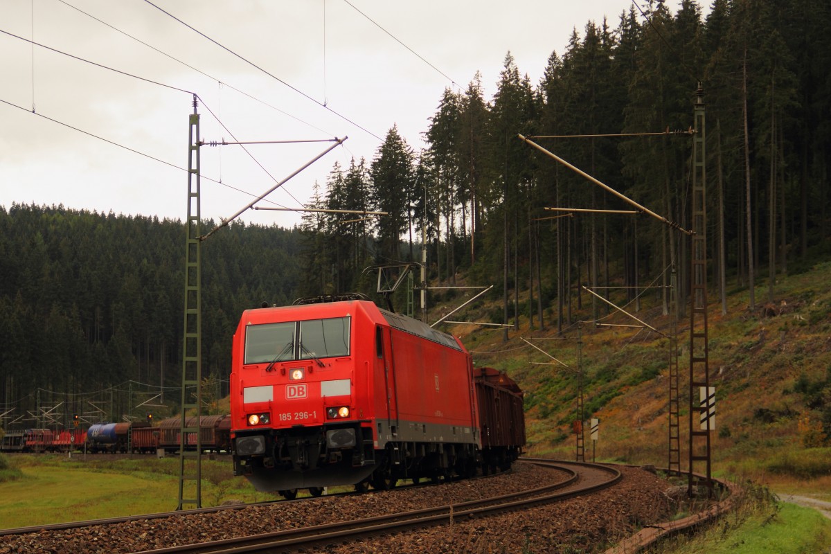 185 296-1 DB Schenker im Frankenwald bei Steinbach am 09.10.2015.