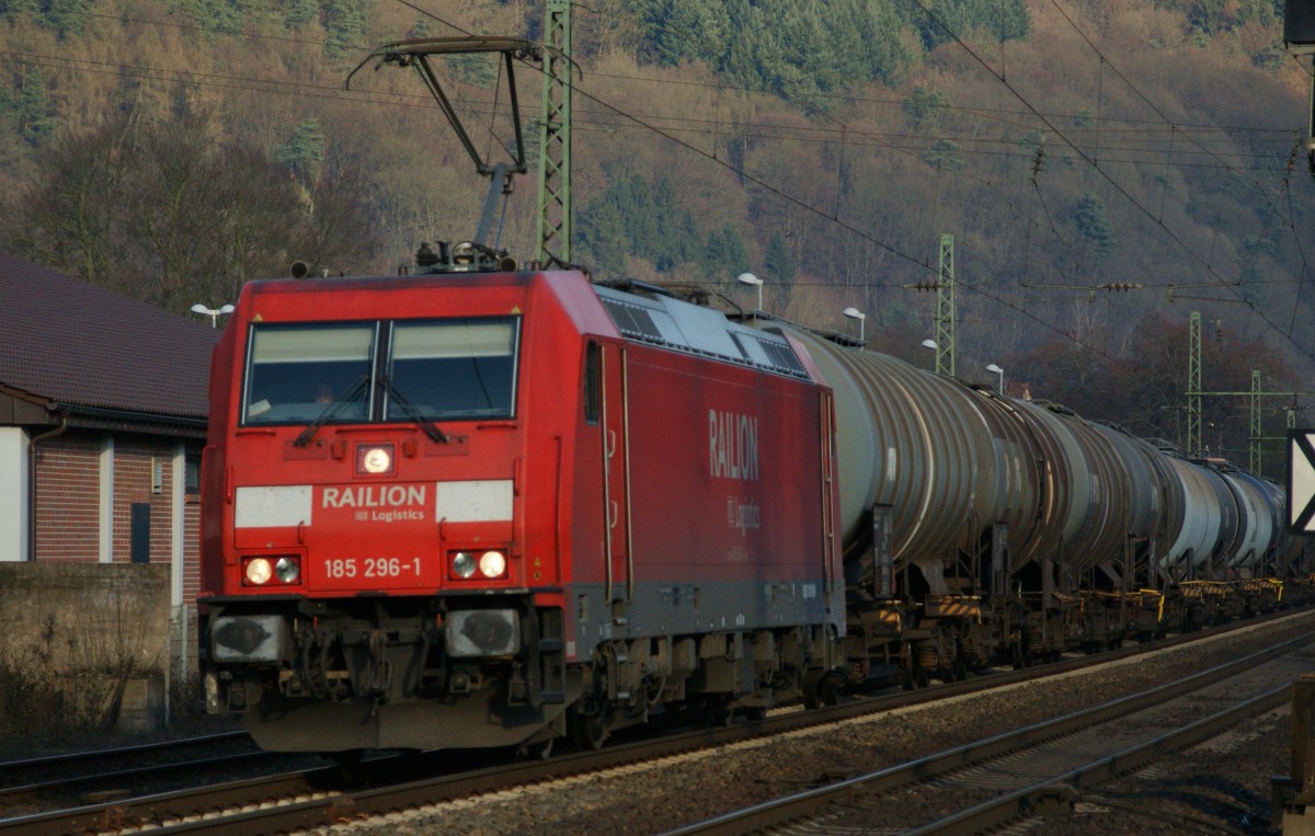 185 296-1 mit einen Kesselzug bei der Einfahrt in den Bhf. von Bad Hersfeld am 18.12.13