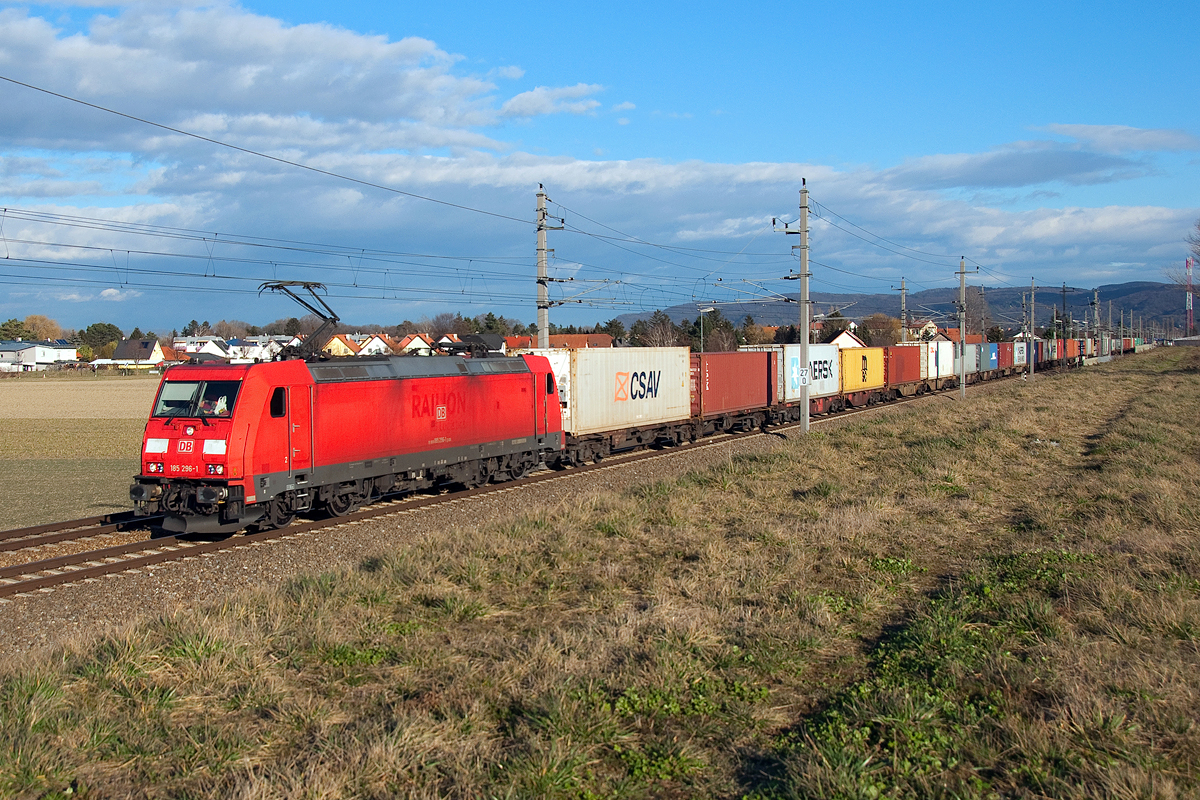 185 296, unterwegs mit Containern in Richtung Tulln. Die Aufnahme entstand am Nachmittag des 11.02.2016 kurz nach Muckendorf-Wipfing.