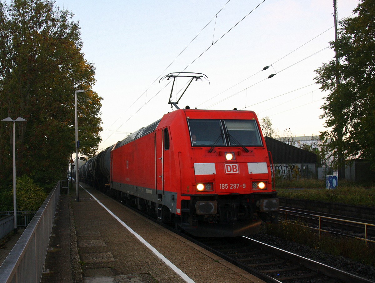 185 297-9 DB kommt die Kohlscheider-Rampe hoch mit einem langen Kesselzug aus  Richtung Neuss nach Aachen-West und fährt durch Kohlscheid in Richtung Richterich,Laurensberg,Aachen-West.
Bei schönem Herbstwetter am Morgen vom 23.10.2015.