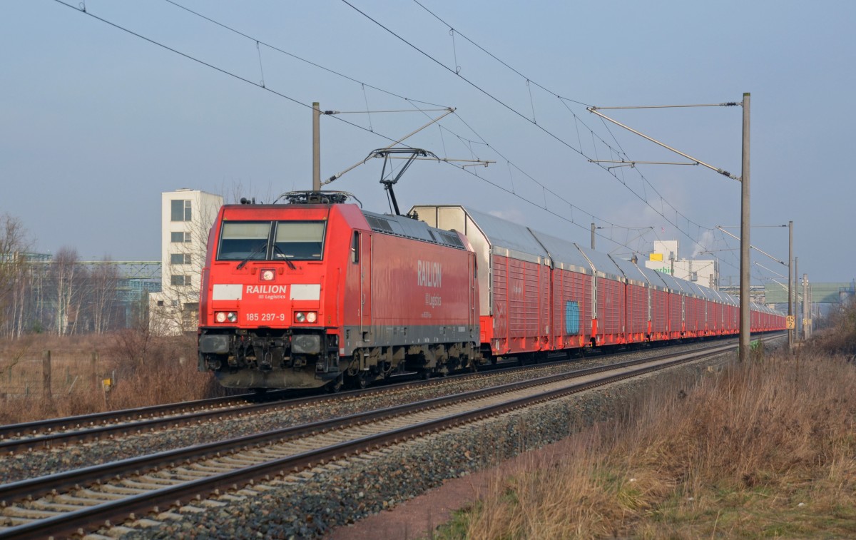 185 297 bespannte am 01.03.14 einen langen Autotransportzug. Hier passiert der Zug auf der Fahrt Richtung Bitterfeld Greppin.