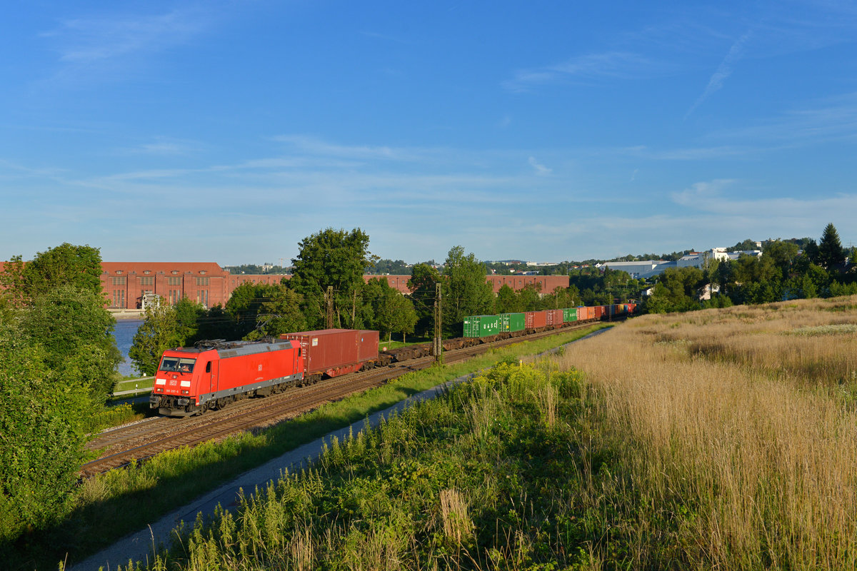 185 297 mit einem Containerzug am 07.08.2017 bei Passau.