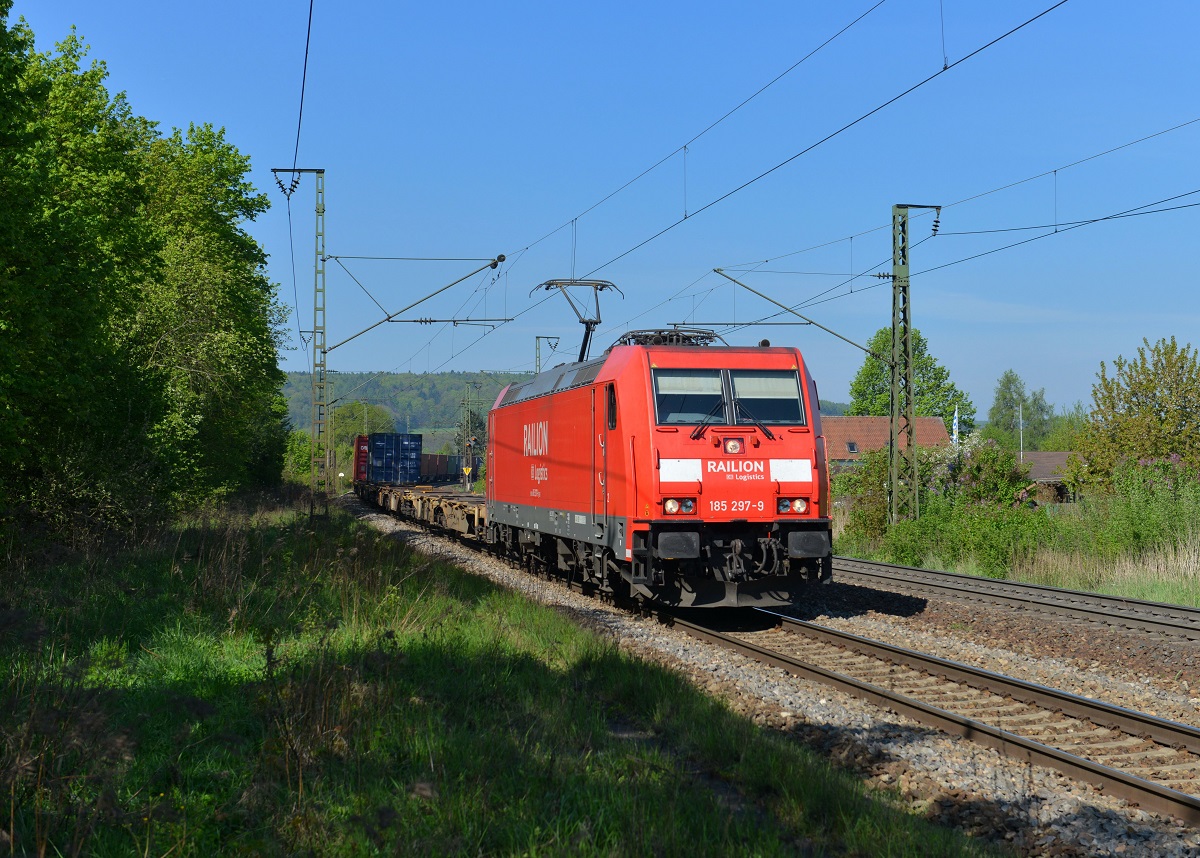 185 297 mit einem Containerzug am 23.04.2014 bei Regensburg-Prüfening.
