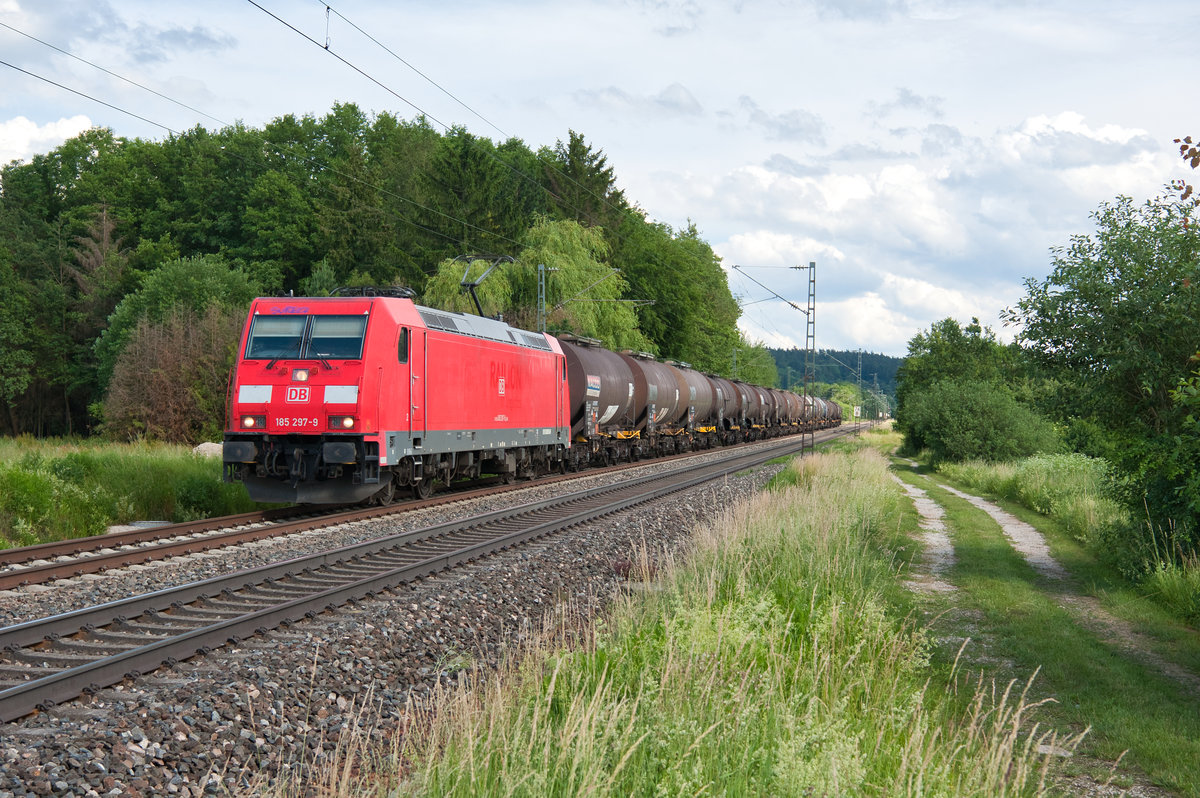 185 297 mit einem Kesselzug bei Postbauer-Heng Richtung Nürnberg, 21.06.2019
