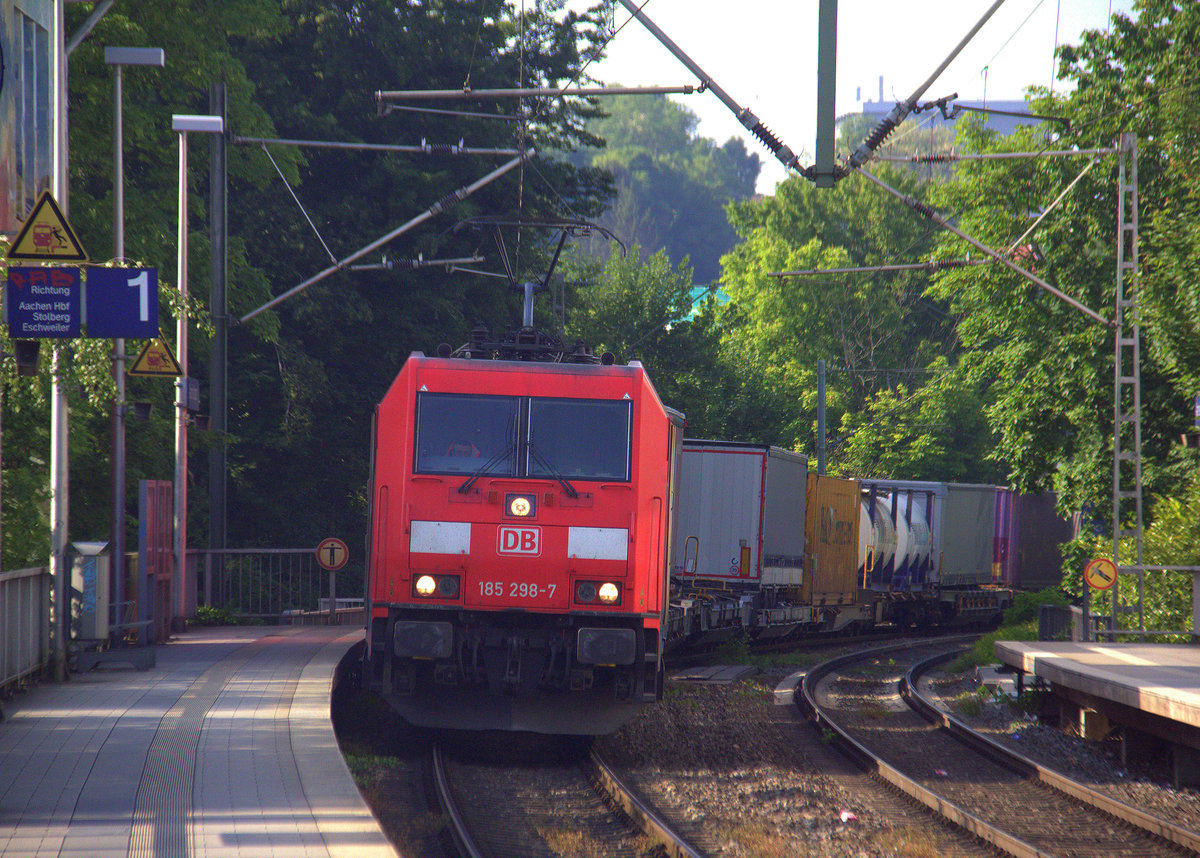 185 298-7 DB kommt  aus Richtung Aachen-West  mit einem Containerzug aus Zeebrugge(B) nach Gallarate(I) und fährt durch Aachen-Schanz in Richtung Aachen-Hbf,Aachen-Rothe-Erde,Stolberg-Hbf(Rheinland)Eschweiler-Hbf,Langerwehe,Düren,Merzenich,Buir,Horrem,Kerpen-Köln-Ehrenfeld,Köln-West,Köln-Süd. 
Aufgenommen vom Bahnsteig von Aachen-Schanz. 
Bei Sommerwetter am Abend vom 19.5.2018.