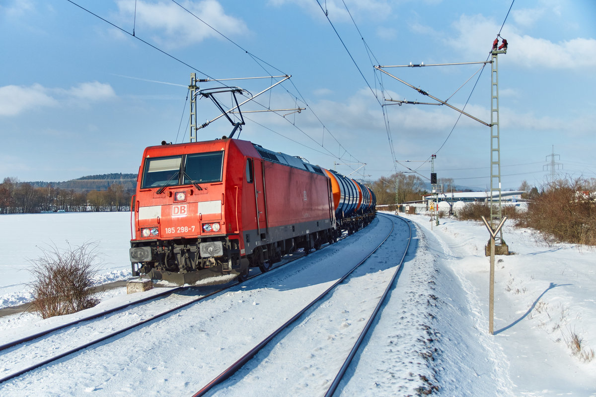 185 298-7 ist mit einen Kesselzug in Richtung Bamberg unterwegs,gesehen am 18.01.2017 in Gundelsdorf.Bild wurde 100% vom Bahnsteig aus gemacht.
