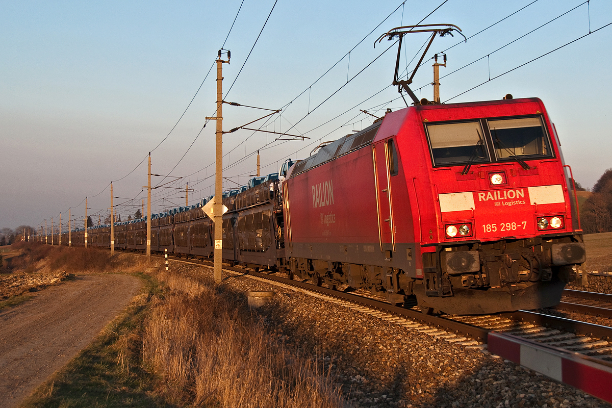 185 298 fährt mit einem Autoganzzug im schönen Abendlicht des 14.03.2014 in Richtung St. Pölten. Die Aufnahme entstand kurz nach Neulengbach.