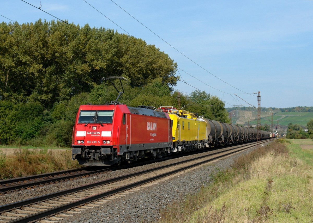 185 299 mit einem G�terzug am24.09.2011 bei Himmelstadt.