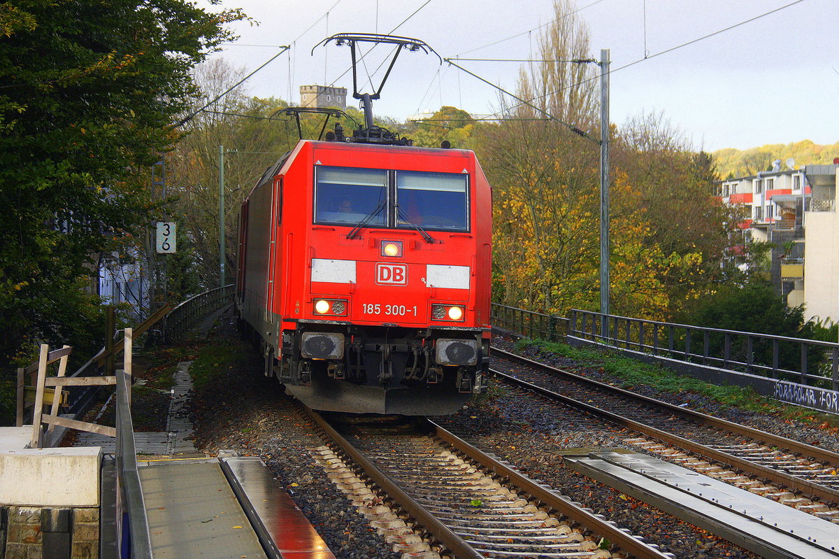 185 300-1 und 185 249-0 beide von DB und fahren durch Aachen-Schanz mit einem langen Ölzug aus Antwerpen-Petrol(B) nach Basel(CH) und kommen aus Richtung Aachen-West in Richtung Aachen-Hbf,Aachen-Rothe-Erde,Stolberg-Hbf(Rheinland)Eschweiler-Hbf,Langerwehe,Düren,Merzenich,Buir,Horrem,Kerpen-Köln-Ehrenfeld,Köln-West,Köln-Süd. Aufgenommen vom Bahnsteig von Aachen-Schanz.
Bei Sonnenschein und Regenwolken am Nachmittag vom 29.10.2017.