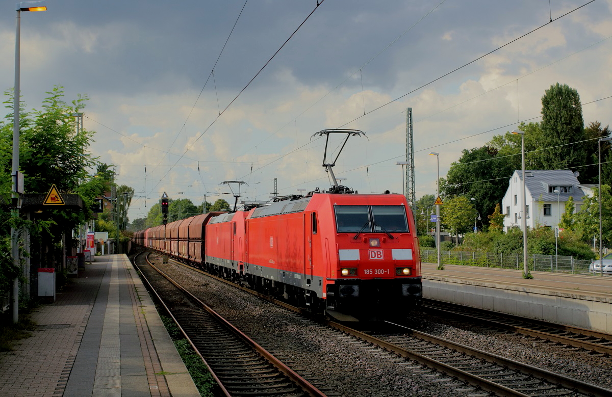185 300-1 bringt mit einer Schwesterlok am 02.09.2017 einen Güterzug in Richtung Süden, aufgenommen in Neuss-Norf