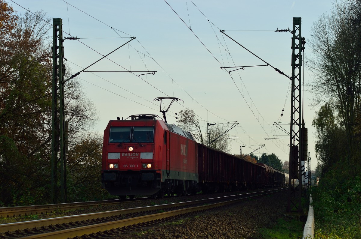185 300-1 kommt mit einem Mischer auf der Kbs 495 in Richtung Krefeld von Neuss aus heran gefahren. 23.11.2014