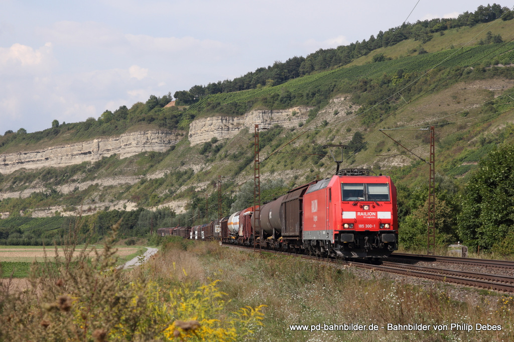 185 300-1 (Railion DB Logistics) fhrt am 29. August 2013 um 15:19 Uhr mit einem Gterzug durch Thngersheim
