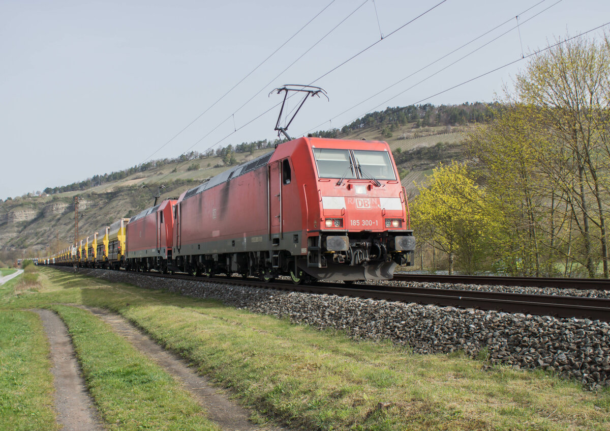 185 300-1 u.185 369-6 mit einem Ganzzug am 13.04.2022 bei Thüngersheim