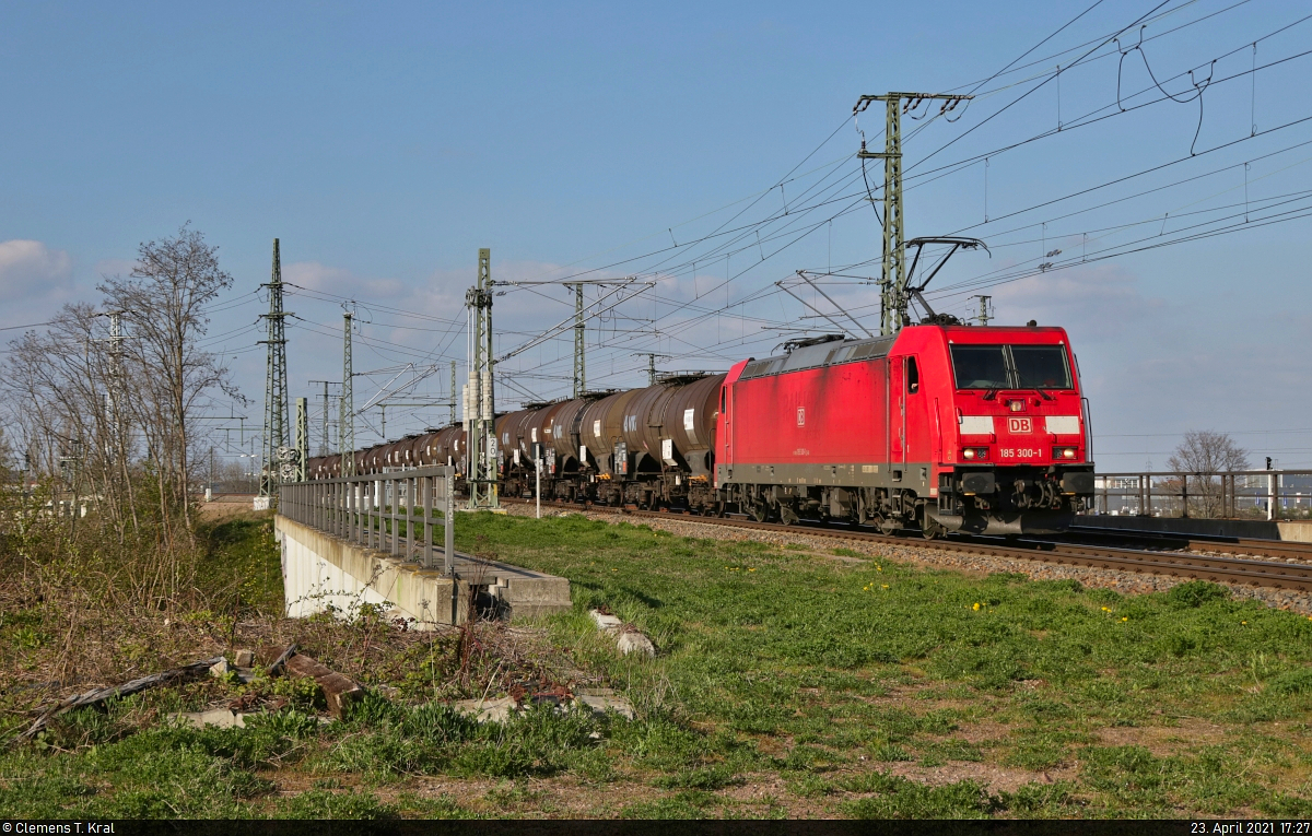 185 300-1 überquert mit Kesselwagen die Leipziger Chaussee (B 6) in Halle (Saale) Richtung Abzweig Halle Thüringer Bahn.

🧰 DB Cargo
🕓 23.4.2021 | 17:27 Uhr
