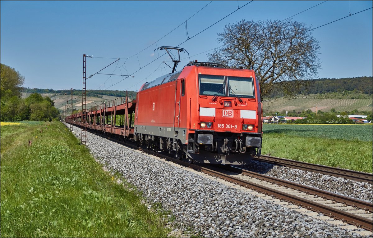 185 301-8 passiert am 10.05.2017 mit einen leeren Autozug Retzbach-Zellingen.