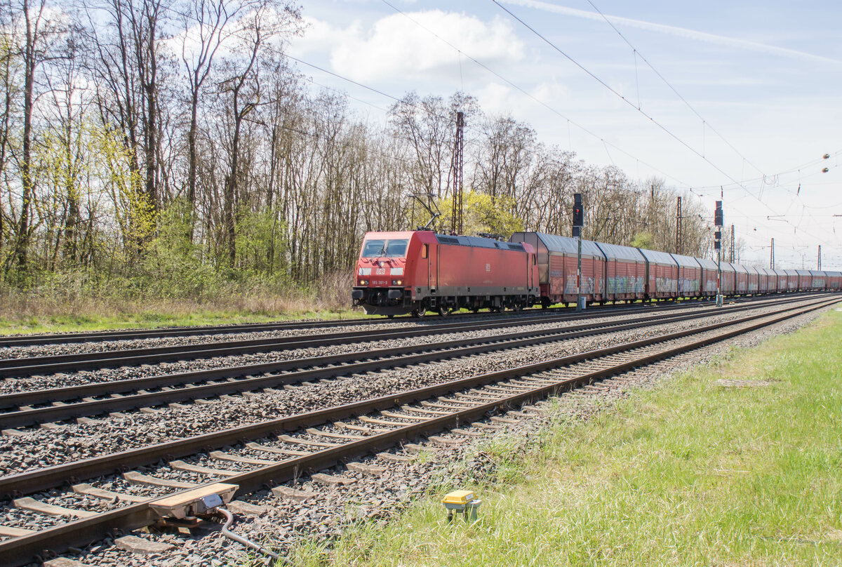 185 301-9 am 19.04.2023 mit einem Autozug in Elm
