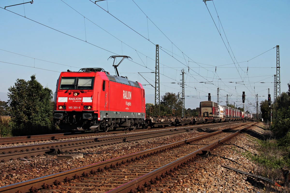 185 301-9 am 27.09.2014 mit einem mäßig beladenen Containerzug bei der Durchfahrt in Orschweier gen Freiburg.