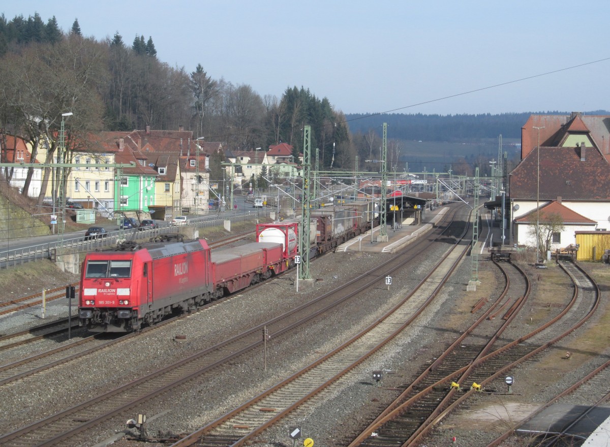 185 301-9 zieht am 01. März 2014 einen KLV durch Kronach in Richtung Lichtenfels.