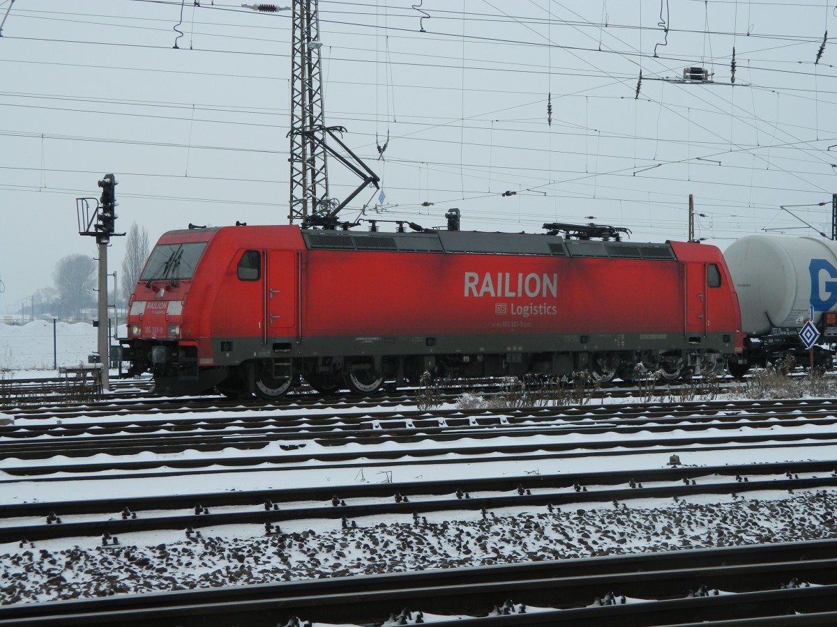 185 301 verlässt am 24. Januar 2014 mit Kesselwagen den Bhf Großkorbetha in Richtung Süden.