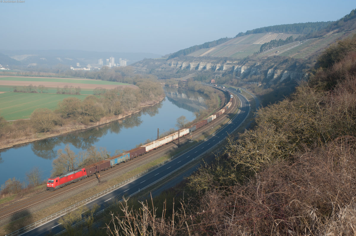 185 302-7 mit einem gemischten Güterzug bei Himmelstadt Richtung Würzburg, 16.03.2017