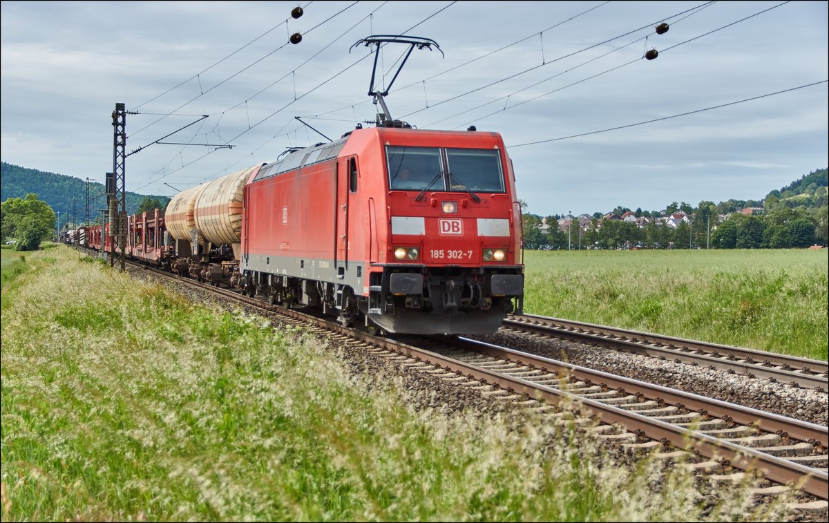 185 302-7 ist mit einen gemischten Güterzug bei Reilos am 08.06.2017 zu sehen.