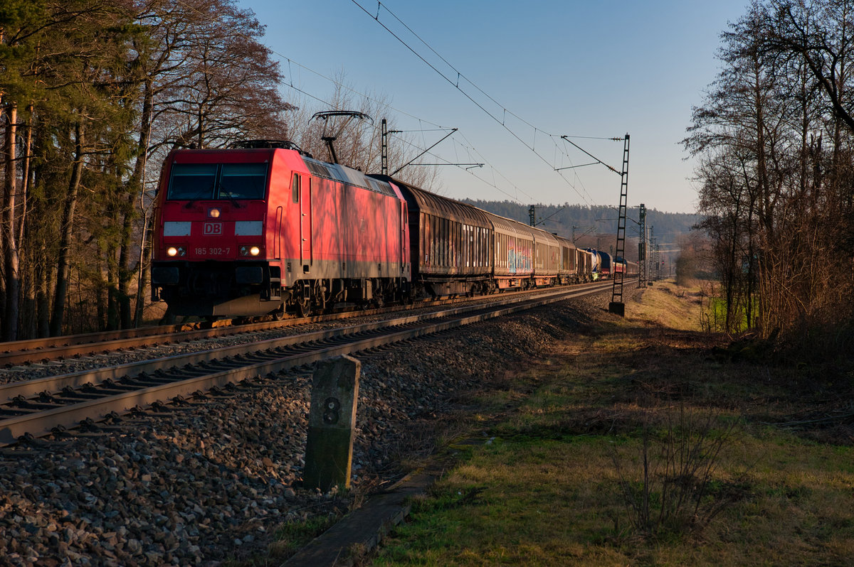 185 302 mit einem gemischten Güterzug bei Postbauer-Heng Richtung Nürnberg, 17.01.2020